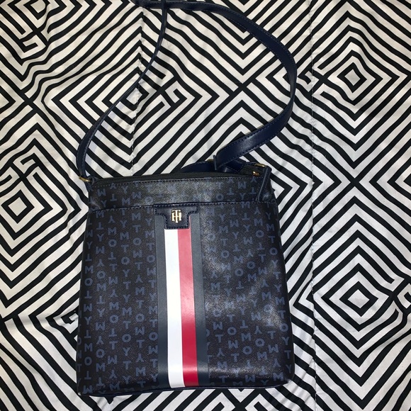 Tommy Hilfiger
Dacia Signature Logo Crossbody - Picture 1 of 4